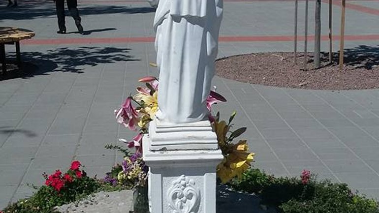 У Сквері Гідності у Львові відбили голову фігури Богородиці - фото 1