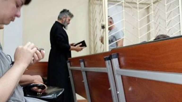Архиєпископ УПЦ КП відвідав у суді арештованого в Криму активіста - фото 1