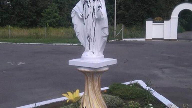 У Луцьку фігуру Діви Марії облили смолою - фото 1