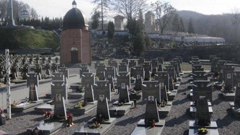 На Личаківському кладовищі у Львові молилися за загиблих героїв АТО та Небесної сотні - фото 1