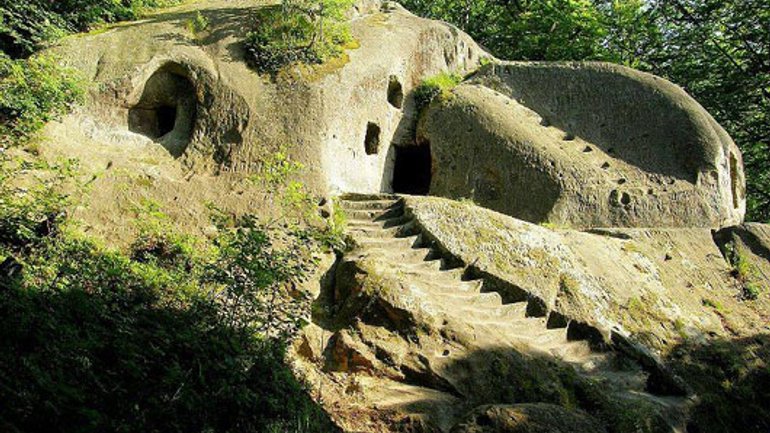 Стара Сіль, Лаврівський монастир і різноликі храми: приховані перлини Карпат - фото 1