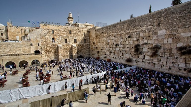 Тысячи евреев собрались на траур у Стены плача - фото 1