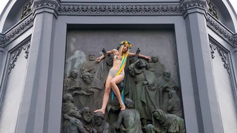 Суддя самоусунулася від розгляду справи активістки Femen, яка провела топлес-протест проти ходи УПЦ - фото 1