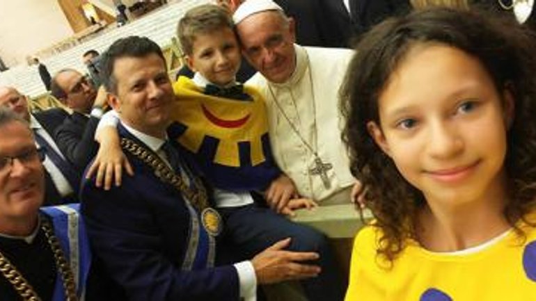 Діти нагородили Папу Франциска орденом посмішки - фото 1