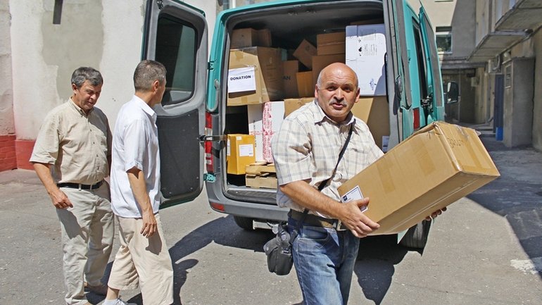 У Харкові християни передали госпіталю 400 кг медичних матеріалів для поранених бійців - фото 1