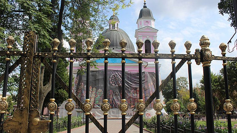 Відомий рожевий православний собор у Чернівцях перефарбують - фото 1