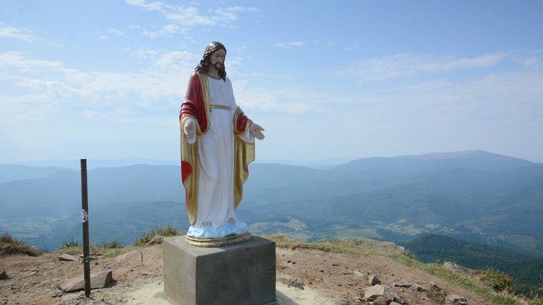 На найвищій горі Львівщини встановили статую Ісуса Христа - фото 1