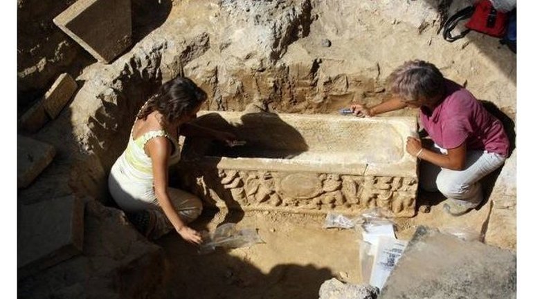 Обнаружены уникальные древнеримские саркофаги - фото 1