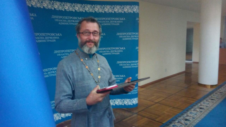 Протоєрей УПЦ (МП) отримав президентську відзнаку за гуманітану участь в АТО - фото 1