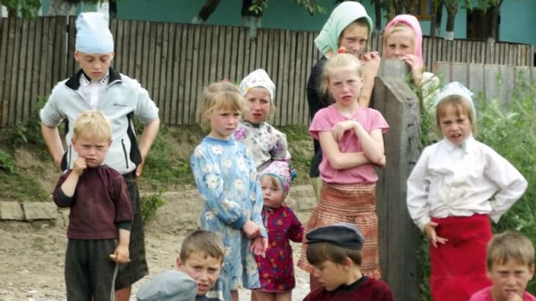 Школярі села Космирин страйкують із вимогою спорудження нової школи - фото 1