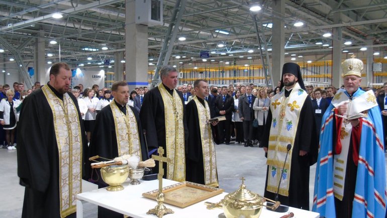 Архиєреї УГКЦ та УПЦ КП освятили новий завод, який урочисто відкрив Порошенко - фото 1