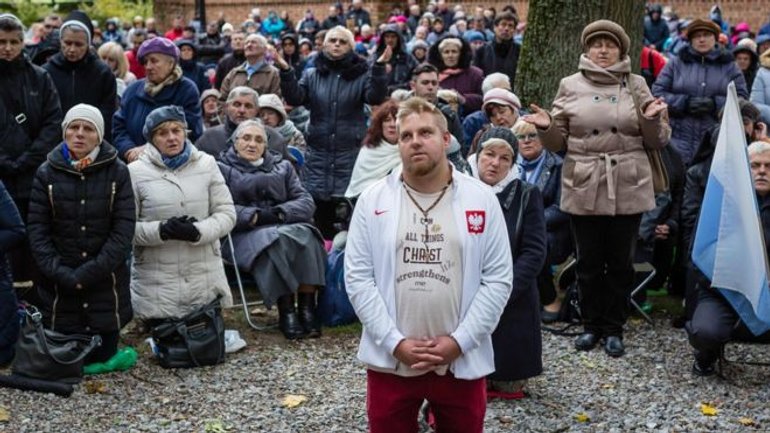 Поляки массово помолились на границе о спасении страны от ислама - фото 1