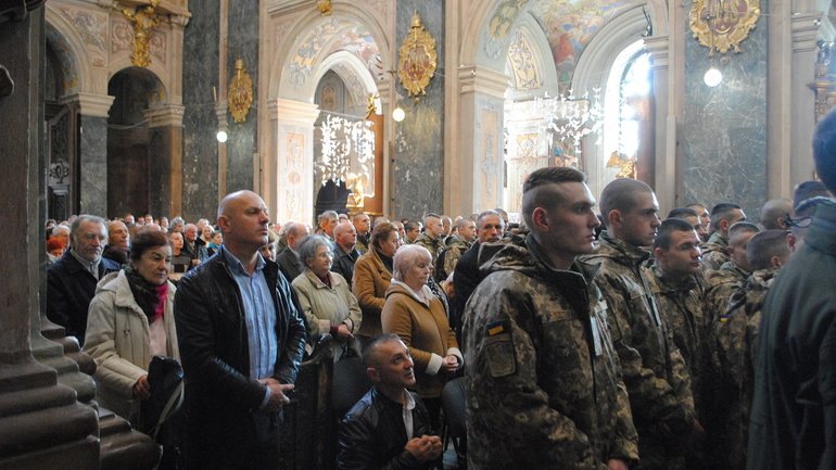 У Львові сьогодні моляться за воїнів і освячують пам'ятний знак полеглим за Україну - фото 1