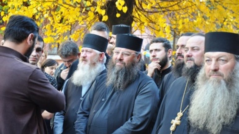 На «румунському» пікеті в Чернівцях помітили представників УПЦ (МП) та «Опоблоку» - фото 1