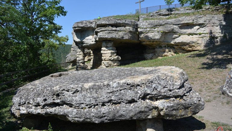  Жертовний камінь і скельний храм у Монастирку - місце містичне і загадкове .  - фото 1