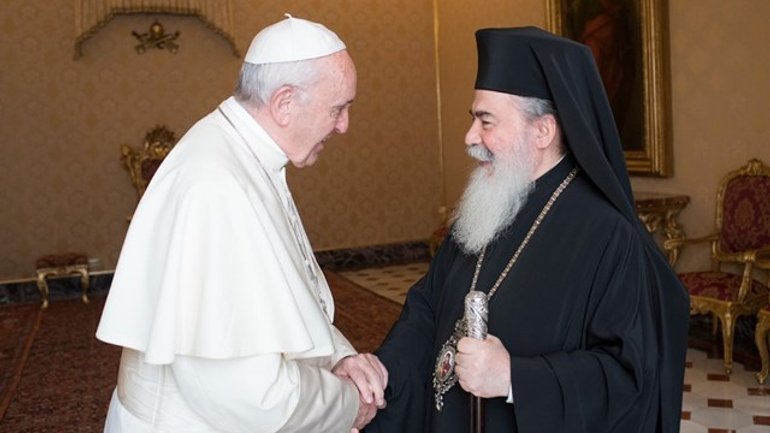 Папа Франциск и Патриарх Феофил III в Ватикане говорили о важности следовать по пути к полному единству между Церквами - фото 1