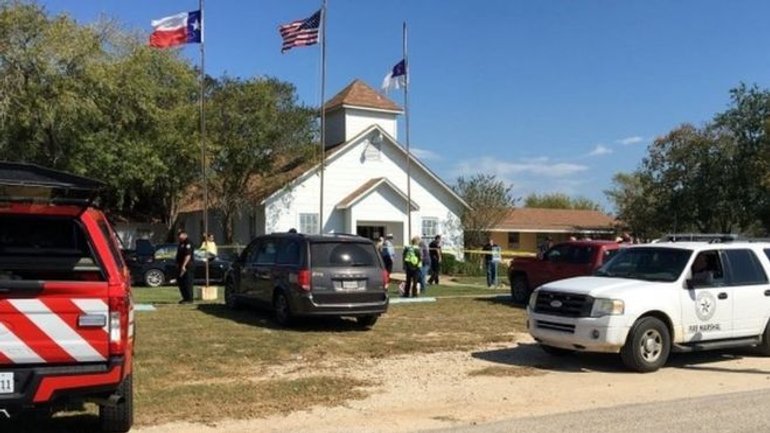 В Техасе неизвестный открыл стрельбу в баптистской церкви: 27 погибших - фото 1