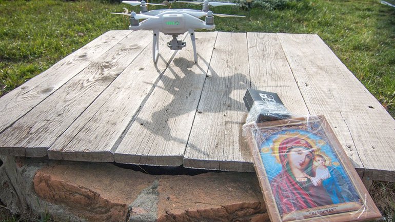 Когда полиция бессильна: над селом на дроне запустили икону Богородицы - фото 1