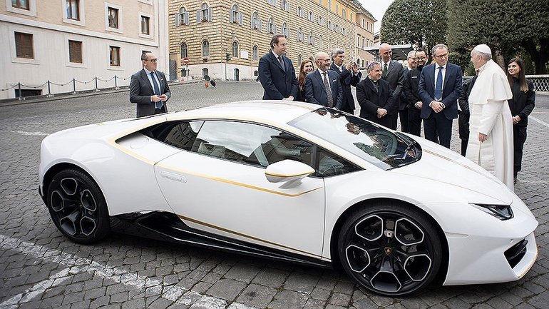 Новый Lamborghini – подарок Папе, продадут ради благотворительности - фото 1