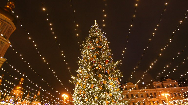 На День Святого Миколая центр Києва засяє новорічними вогнями - фото 1