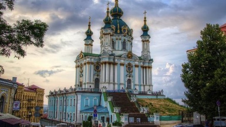 У Андріївській церкві Києва реставрують ліпнину та позолоту під куполом - фото 1