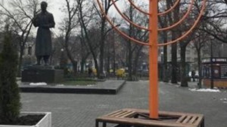 В Києві вандали облили кров'ю ханукію у Києві - фото 1