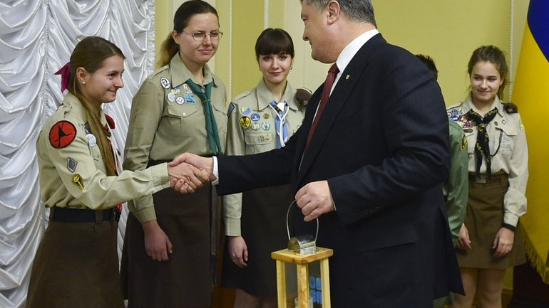 Пластуны передали Президенту Украины Вифлеемский огонь мира - фото 1
