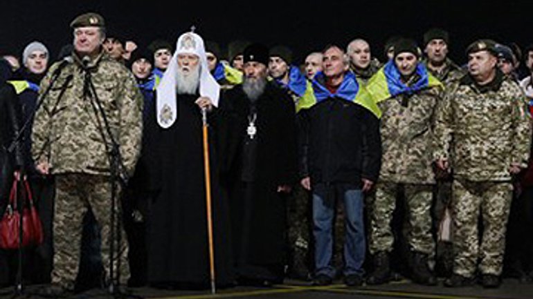 Патриарх Филарет и Митрополит Онуфрий вместе встречали освобожденных пленных в аэропорту Харькова - фото 1