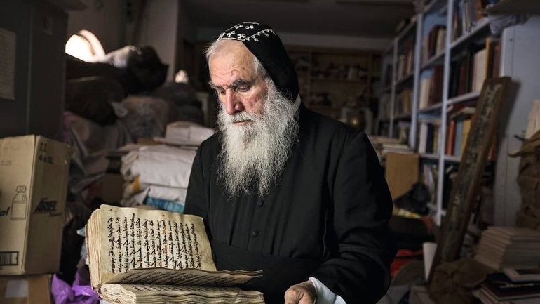 Католический монах спасает древние мусульманские рукописи в горячих точках - фото 1