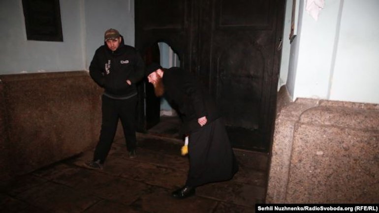 У Києво-Печерській лаврі перешкоджали журналісту висвітлювати акцію #принесиляльку - фото 1