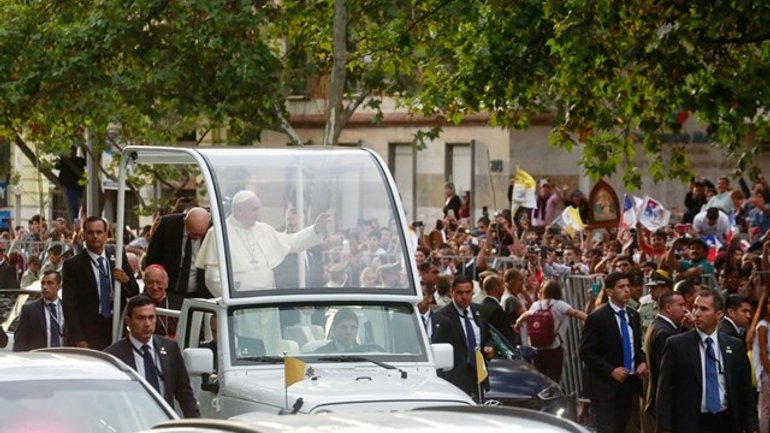 Папа у Чилі несподівано вирішив відійти від програми свого візиту - фото 1
