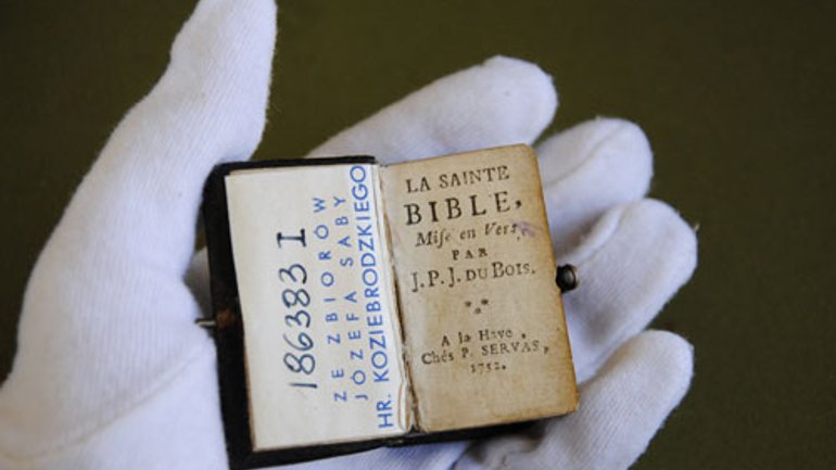 У Львові реставрують французьку Біблію XVIII ст. розміром сірникової коробки - фото 1