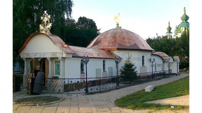 Киевляне поддежали петицию о сносе здания УПЦ (МП) возле Десятинной церкви - фото 1