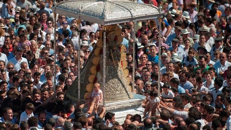 В Іспанії під час карнавалу висміювали Богородицю. Протестують навіть юдеї з мусульманами - фото 1