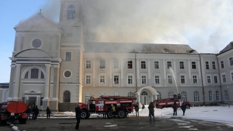На Львівщині сталася масштабна пожежа у колишньому колегіумі єзуїтів - фото 1