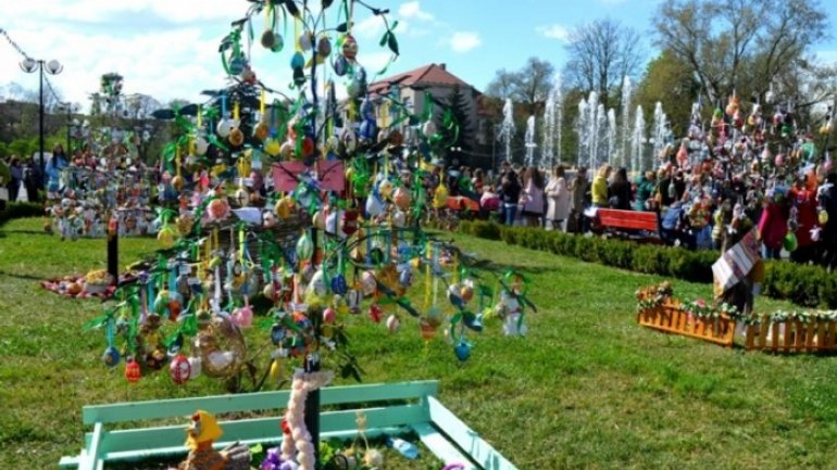 57 писанкових дерев прикрасять головну площу Ужгорода - фото 1