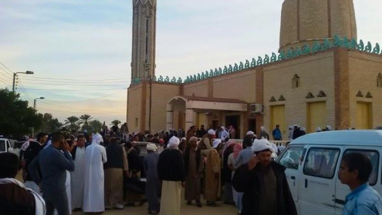 У Судані невідомий напав з ножем на прихожан мечеті під час молитви - фото 1