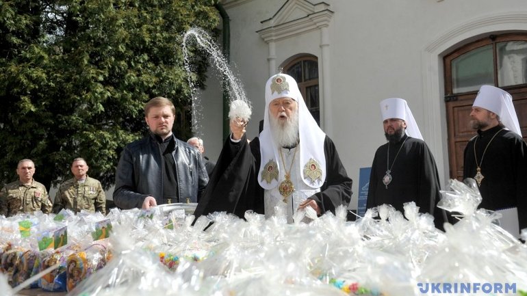Патріарх Філарет освятив паски для військових на Донбасі - фото 1