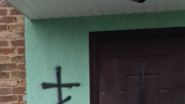 Невідомі розписали хрестами будівлю Асоціації мусульман в Чернігові - фото 1