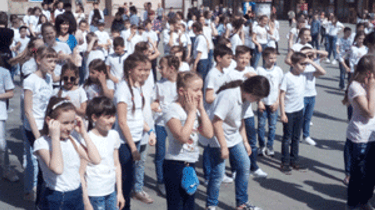 Сотні учнів католицьких шкіл зібралися в центрі Івано-Франківська на флешмоб - фото 1