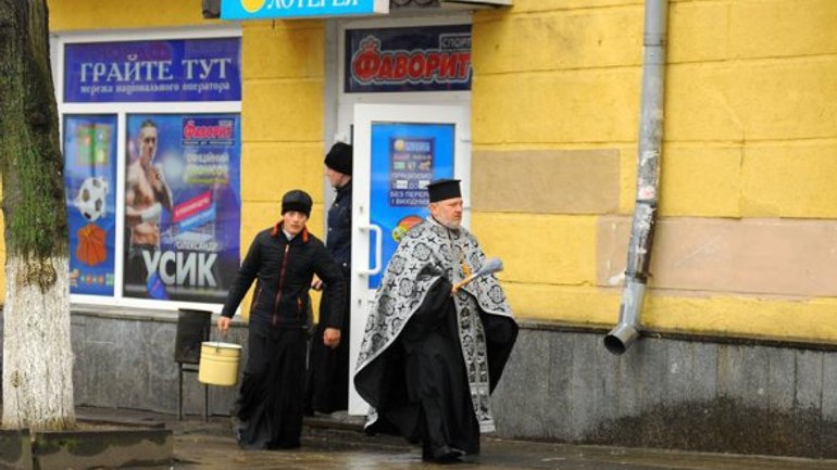 Комерційний креатив: У Луцьку священик освятив офіс лотереї - фото 1