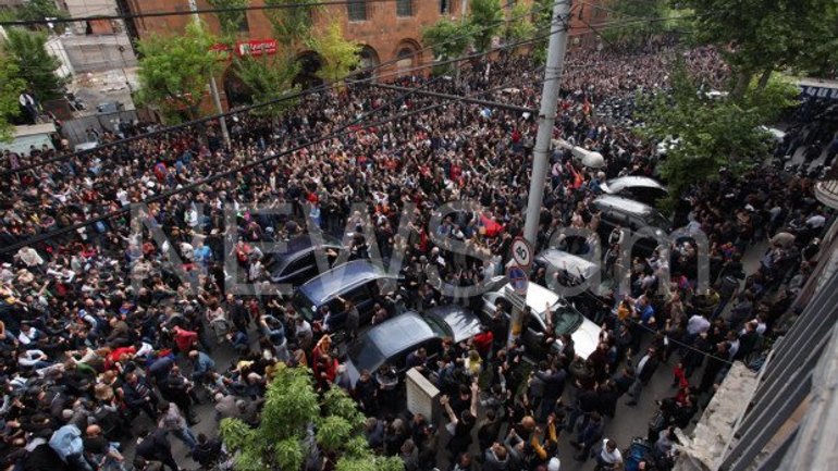 Священики стали між поліцією та протестуючими у Єревані - фото 1