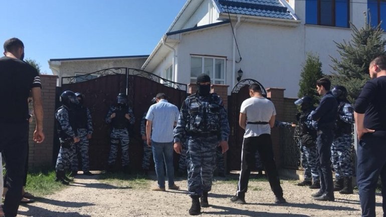 В оккупированном Крыму ФСБ возобновила обыски у крымских татар, среди которых меценат строительства Соборной мечети - фото 1