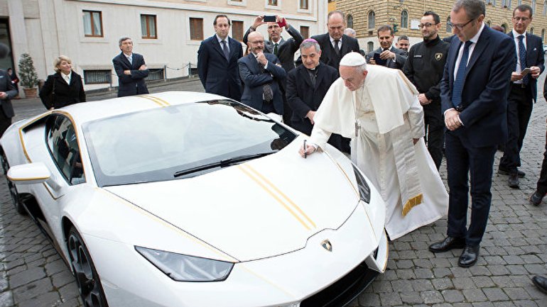 Папа Римський продав свій Ламборджині для благодійності - фото 1