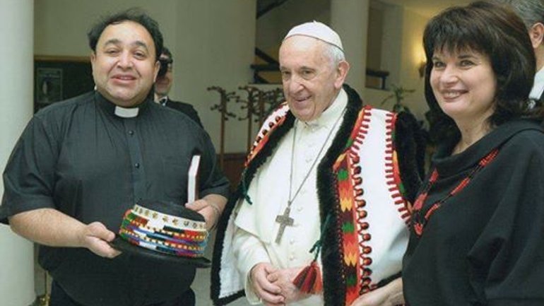 Папа Франциск покрасувався у гуцульському вбранні - фото 1