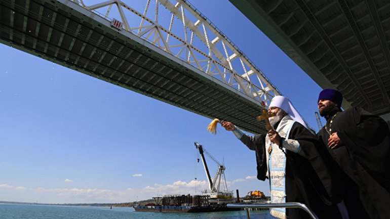 Митрополит УПЦ (МП) освятил Крымский мост - фото 1