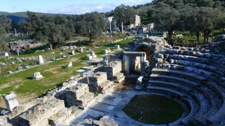 Древний город с руинами амфитеатра и монастрыя выставили на продажу в Турции - фото 1