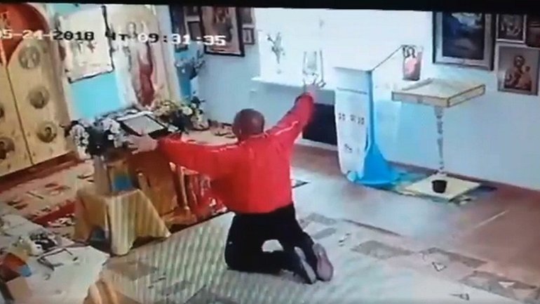Пьяный мужчина ворвался в храм УПЦ КП и стал оскорблять павших воинов и Киевский Патриархат - фото 1