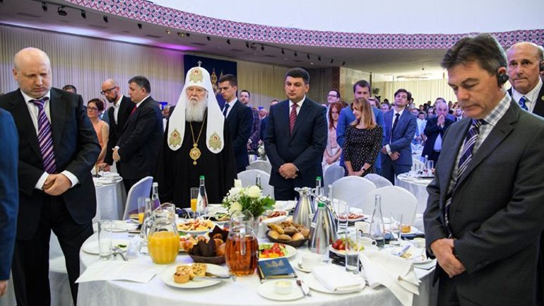 Порошенко і Гройсман відвідали молитовний сніданок в Українському домі - фото 1