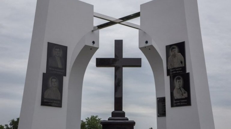Memorial to four church ministers killed by the DNR militants unveiled in Slovyansk - фото 1